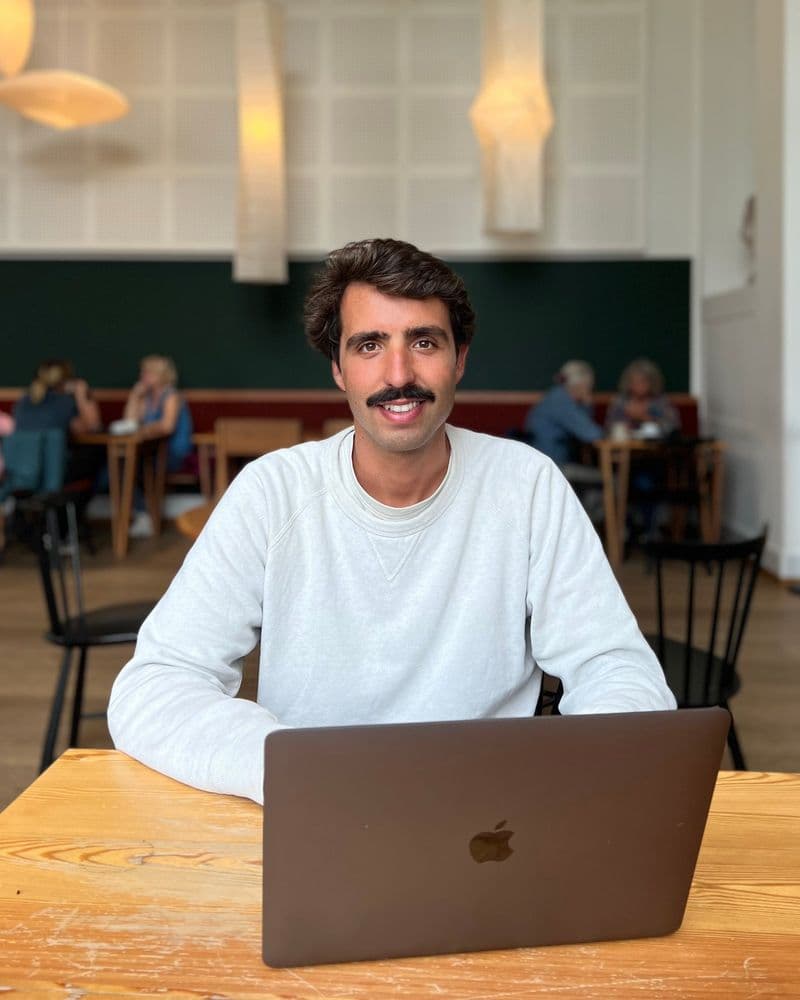 Pierre Guilbaud à son ordinateur dans un café