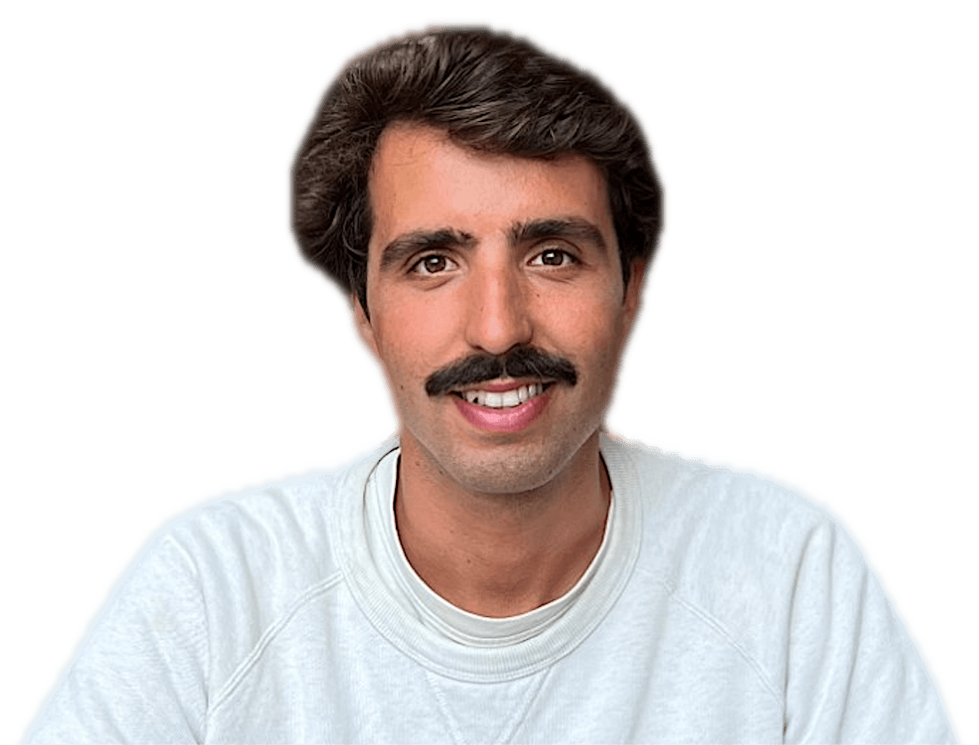 Pierre Guilbaud, souriant, en pull blanc